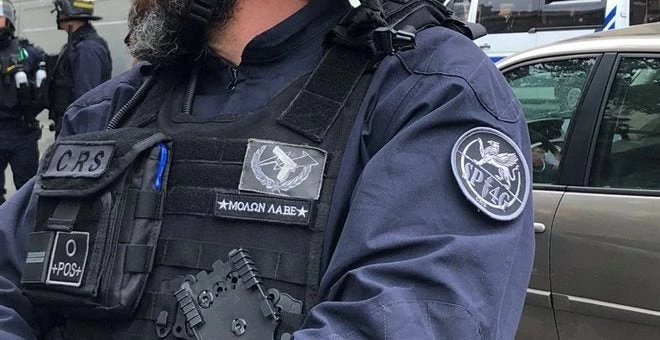 Με «Μολών Λαβέ» υποδέχονται τους παράνομους μετανάστες οι Γάλλοι Αστυνομικοί – Σάλος στην Γαλλία